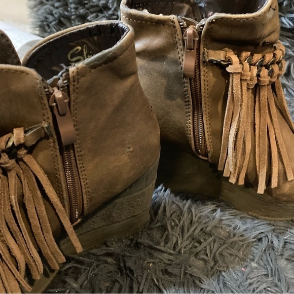 Ladies Tan Fringe Wedge Bootie - Picture 7 of 10